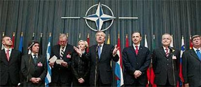 El secretario general de la OTAN, Jaap de Hoop Scheffer (en el centro), junto a los ministros de Exteriores de los siete nuevos países miembros.