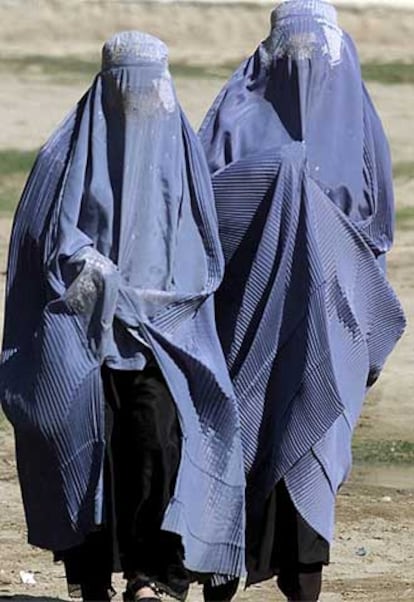 Dos mujeres afganas cubiertas con el <i>burka</i>, por una calle de Faizabad.