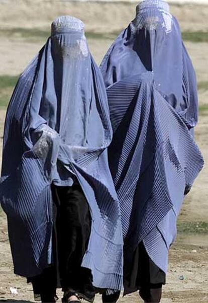 Dos mujeres afganas cubiertas con el <i>burka</i>, por una calle de Faizabad.