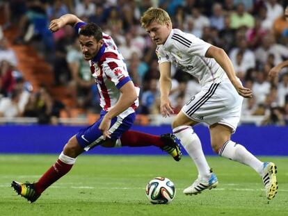 Kroos y Koke luchan por un bal&oacute;n. 