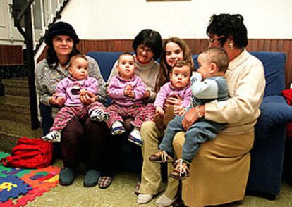 Los niños cuatrillizos de la familia Aranda, con la madre, las dos abuelas y la hermana.