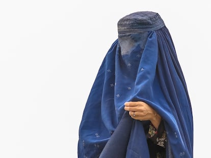 Una mujer con burka es vista en un campo de refugiados en Kabul, Afganistán.