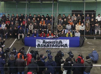 Concentración ayer de ex presos en el frontón de Usurbil.