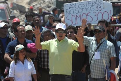 Darío Segovia, uno de los rescatados, durante una protesta en la mina San José.