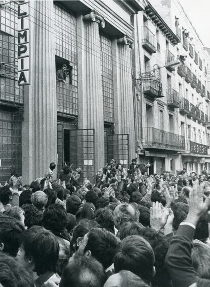 El líder socialista, Felipe González, saluda desde la fachada del teatro Olimpia de Huesca. La campaña electoral socialista, con el lema "Por el cambio", tuvo un coste de 1.300 millones de pesetas (unos 35 millones de euros actuales, contando con la inflación; la de AP superaría los 3.000 millones de pesetas). González visitó casi toda geografía española al ritmo de dos y tres mítines diarios, con una afluencia de público de récord: al mitin de cierre de campaña en la Ciudad Universitaria de Madrid acudió medio millón de personas.