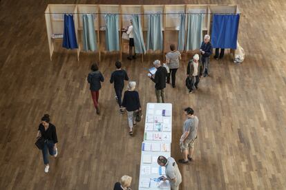 Un votante en un centro electoral en Lyon (Francia).