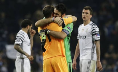 Casillas y Buffon se abrazan al finalizar el partido entre Oporto y Juventus.