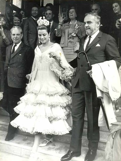 Grace Kelly y Rainiero de Mónaco salen del hotel Alfonso XIII de Sevilla el 20 de abril de 1966 en su visita a la Feria.