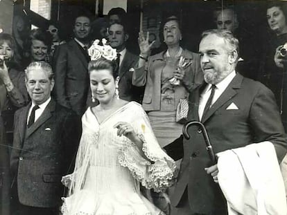 Grace Kelly y Rainiero de Mónaco salen del hotel Alfonso XIII de Sevilla el 20 de abril de 1966 en su visita a la Feria.