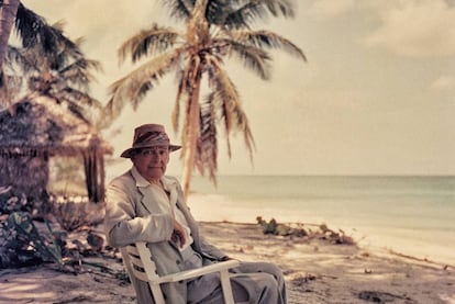 T.S. Eliot (1888 - 1965) a les Bahames el 1957.