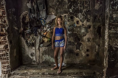 <p>Roberta, de 11 años, delante del hueco del antiguo ascensor, actualmente lleno de basura, en el edificio abandonado del IBGE. Favela de Mangueira, Río de Janeiro, Brasil.</p>
<p>La desigualdad en la educación tiene un efecto dominó sobre las mujeres de las favelas y, a su vez, de toda la comunidad.</p>
