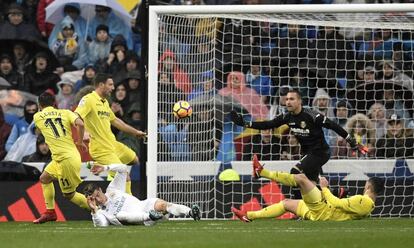 El portero del Villarreal Sergio para un balón tras ser lanzado por Cristiano Ronaldo.