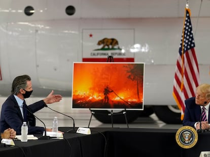 Trump escuta as explicações do governador Newsom sobre os incêndios, na segunda-feira em Sacramento.