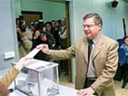 Francisco Tomás, el nuevo rector de la Universidad de Valencia, en el momento de votar. PLANO MEDIO - ESCENA