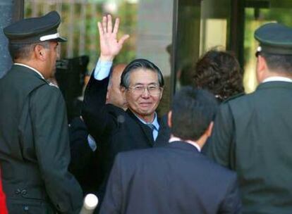 El ex presidente Fujimori saluda durante su llegada a una comisaría de Santiago (Chile) en noviembre del año 2005.