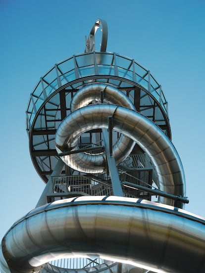 La torre Vitra con tobogán (2014) del artista Carsten Holler.