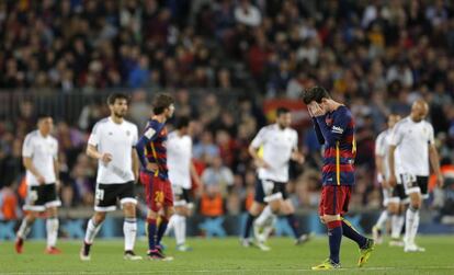 Messi reacciona tras el segundo del Valencia.