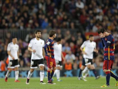 Messi reacciona tras el segundo del Valencia.