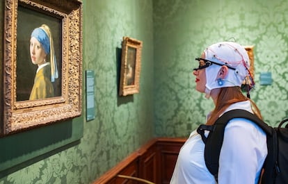 Una de las participantes en el experimento para ver la respuesta neurológica a 'La joven de la perla', en la galería Mauritshuis.