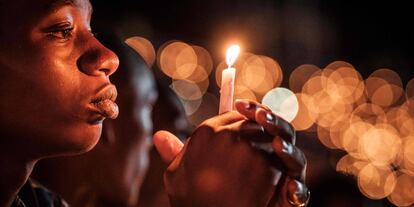 Una mujer sostiene una vela durante una vigilia nocturna durante los actos de conmemoración del 25º aniversario del genocidio de Ruanda de 1994, en Kigali. 