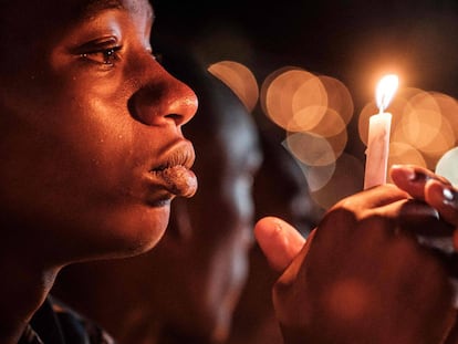 Una mujer sostiene una vela durante una vigilia nocturna durante los actos de conmemoración del 25º aniversario del genocidio de Ruanda de 1994, en Kigali. 