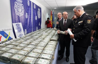 Carlos Urquijo, en el centro, junto al jefe superior de Policía en Euskadi, Fernando Amo.