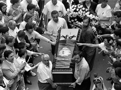 Vecinos de Ermua acompañan el féretro de Miguel Ángel Blanco, asesinado por ETA el 13 de julio de 1997.