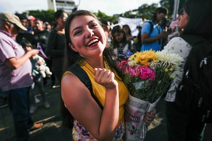 La congresista electa de Semilla Elena Motta celebra este lunes el paso a la segunda vuelta en la Plaza de la Constitución.