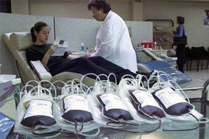 Una donante de sangre se prepara para la extracción en un banco de sangre.