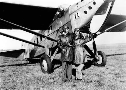 El escritor francés y aviador  Antoine de Saint Exupéry (izquierda) en 1929. 