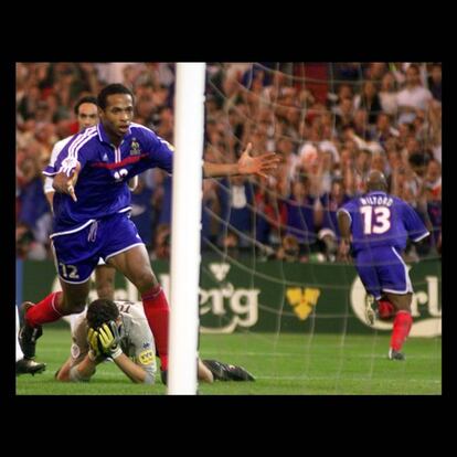 Wiltord saltó en el minuto 60 de la final en sustitución de Dugarry –apenas cinco minutos después del gol italiano- y, 30 minutos después, firmó el gol que llevaba la final a la prórroga. Italia no superó el golpe y Trezeguet se llevó la gloria con el gol de oro que supuso el triunfo francés. En la imagen, Wiltord corre a celebrar el empate mientras Henry busca el balón con la mirada ante la desesperación de Toldo.