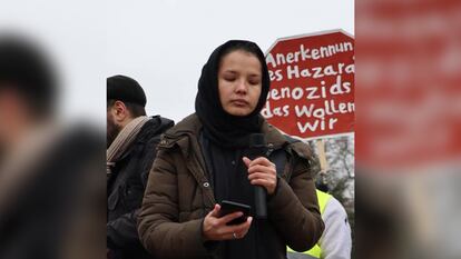 Roqia Saee, activista afgana detenida en dos ocasiones por los talibanes, durante una protesta en Kabul, en una imagen cedida por el medio Rukhshana Media