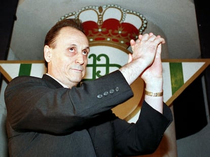 El presidente del Real Betis Balompié, Manuel Ruiz de Lopera, saluda a los aficionados béticos concentrados en un hotel de Sevilla en 1999. 