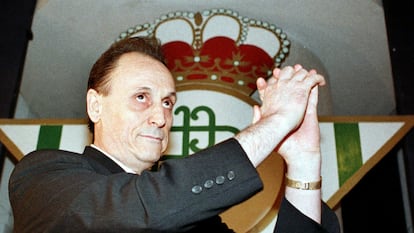 Manuel Ruiz de Lopera, saluda a los aficionados béticos en 1999.