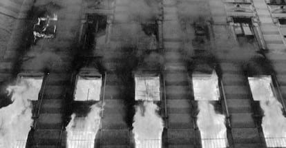 La biblioteca de Sarajevo durante el incendió de agosto de 1992.