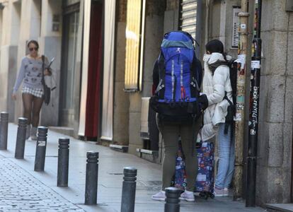 Dos turistas salen de un portal en el centro de Madrid.