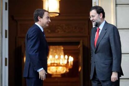 José Luis Rodríguez Zapatero y Mariano Rajoy, a la entrada del palacio de la Moncloa.