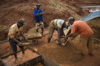 Os garimpeiros separam o cascalho com peneiras para procurar diamantes, e chegam a escavar até 50 metros de profundidade no chão.