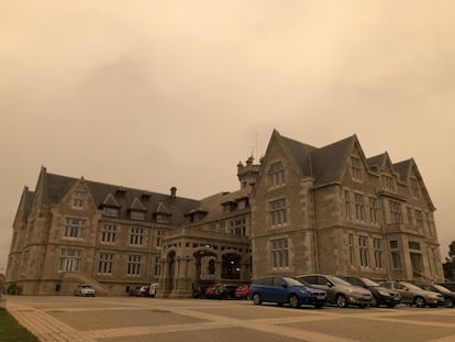 Vista del Palacio de la Magdalena envuelto en una nube de polvo sahariano este miércoles en Santander. La calima seguirá tiñendo de ocre los cielos de gran parte de España por el importante manto del polvo del desierto que transporta la borrasca Celia.