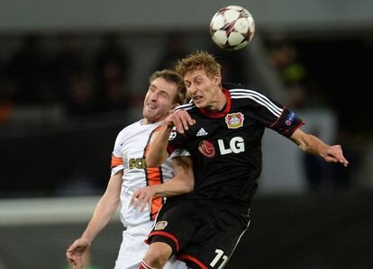 Kiessling y Kucher pugnan por un balón aéreo.