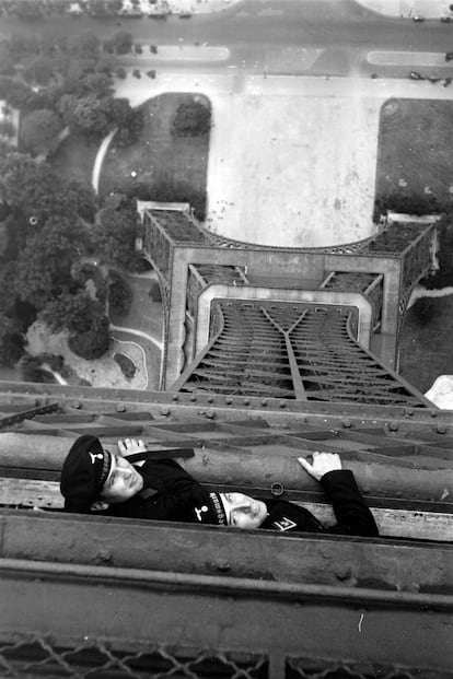 Dos soldados alemanes en la Torre Eiffel de Pars en 1940.