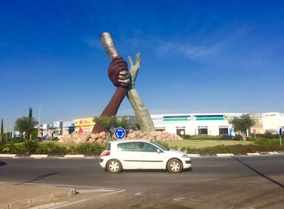 This monument to victims of terrorism around the world was installed on a roundabout in the Valencian port city of Castellón in 2010. But in 2013, the 36-ton piece made out of iron, steel, and copper was blown over in a storm and lost the three doves that flew out of its three outstretched hands. Despite objections from the artist, who wanted it left as it was, the Popular Party City Hall began repairing it. The PP lost control in elections earlier this year and the new administration says it will carry out a cost analysis on who should pay for the repairs, writes Nuria Tirado.