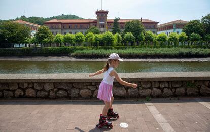Una niña pasa en patines por delante de los cuarteles de Loyola, en San Sebastián.