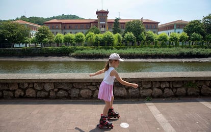 Una niña pasa en patines por delante de los cuarteles de Loyola, en San Sebastián.