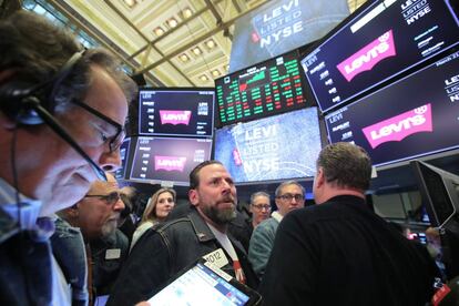 Los operadores de Bolsa visten con ropa de Levi´s tras la vuelta de la icónica marca de vaqueros a las cotizaciones de Wall Street