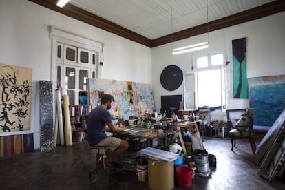 Javier Bravo lleva tres años trabajando en Barranco, en su estudio de la Casona Roja.