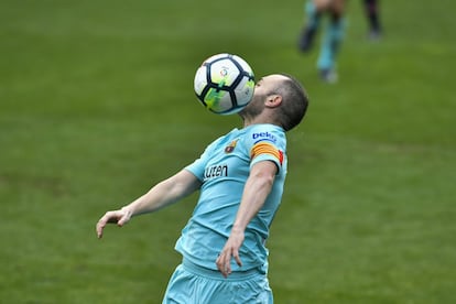 Andrés Iniesta para el balón con la cabeza