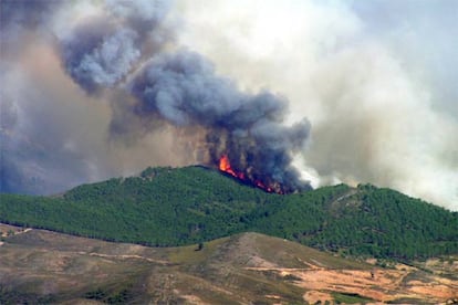 Incendio forestal en la comarca de Las Villuercas, en Cáceres.