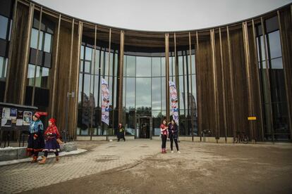 El edificio del Sajos (Parlamento sami), en Inari, al norte de Laponia (Finlandia), fue construido en 2012 con fondos comunitarios. Hasta entonces, los representantes de los intereses de la población indígena se reunían en hoteles o en casas privadas. El hecho de que la UE ayudara al establecimiento de un lugar permanente para su consejo de gobierno es una muestra de reconocimiento de esta minoría, según sus miembros.