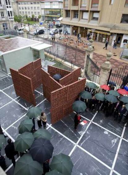 Vista de las celosías de terracota que componen la 'Brújula de Medianoche', escultura inaugurada hoy en la sede del Parlamento vasco